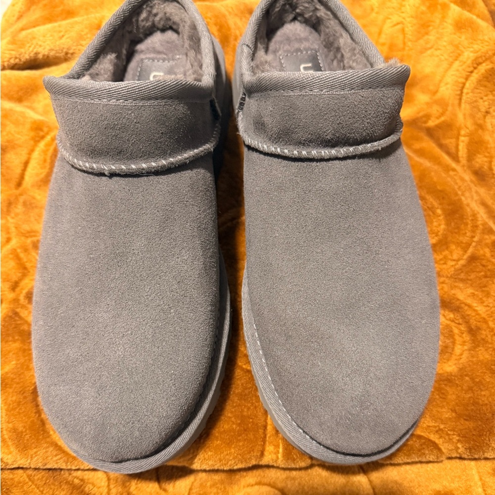 UGG Classic Women’s Slipper (Grey)
